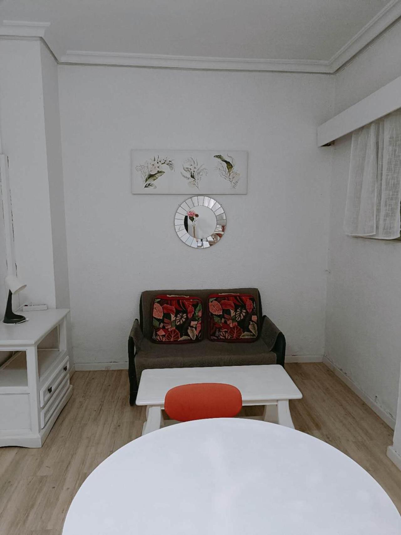 8 Mins Walk To Train Station Low Cost Youth Hostel Σεβίλλη Εξωτερικό φωτογραφία