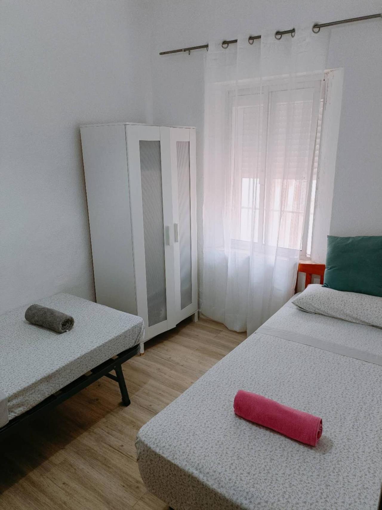 8 Mins Walk To Train Station Low Cost Youth Hostel Σεβίλλη Εξωτερικό φωτογραφία